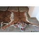 Tigre sintético en alfombra
