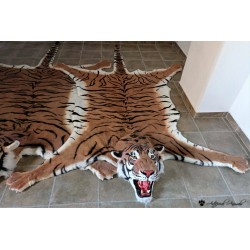 Tigre sintético en alfombra